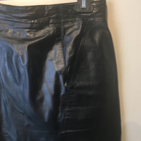 Preview size 10 mid length leather skirt. - Picture 3 of 16